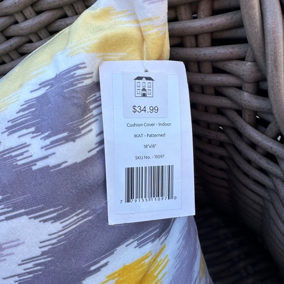 Set of Two Pillows - Picture 3 of 3